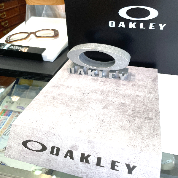 OAKLEY